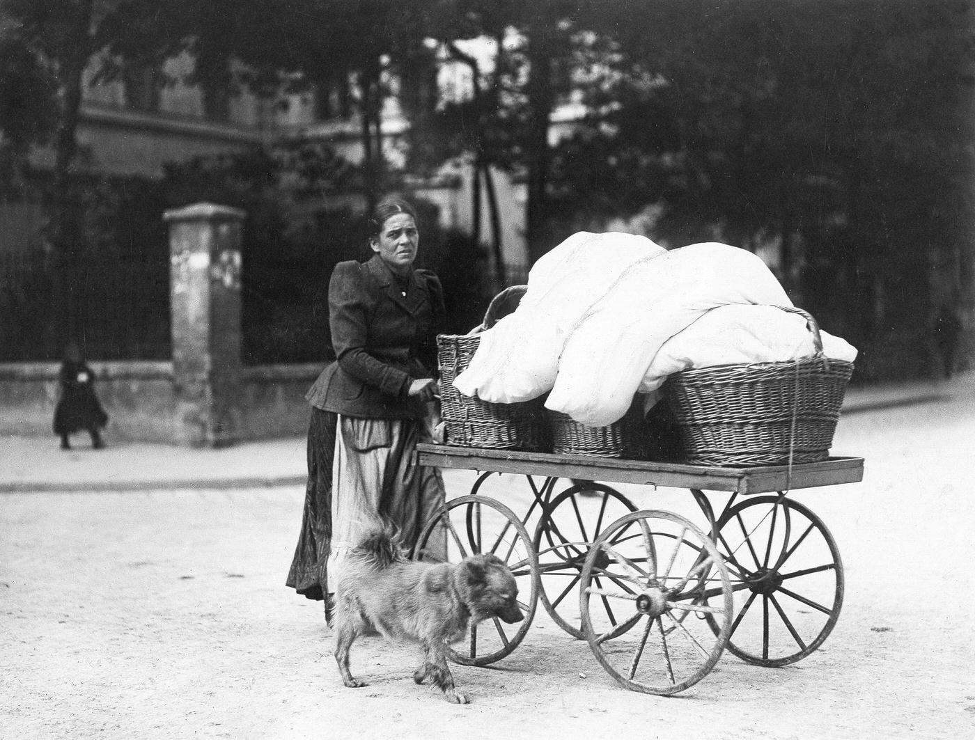 Washerwoman pushing a cart, Munich, Germany, around 1900.