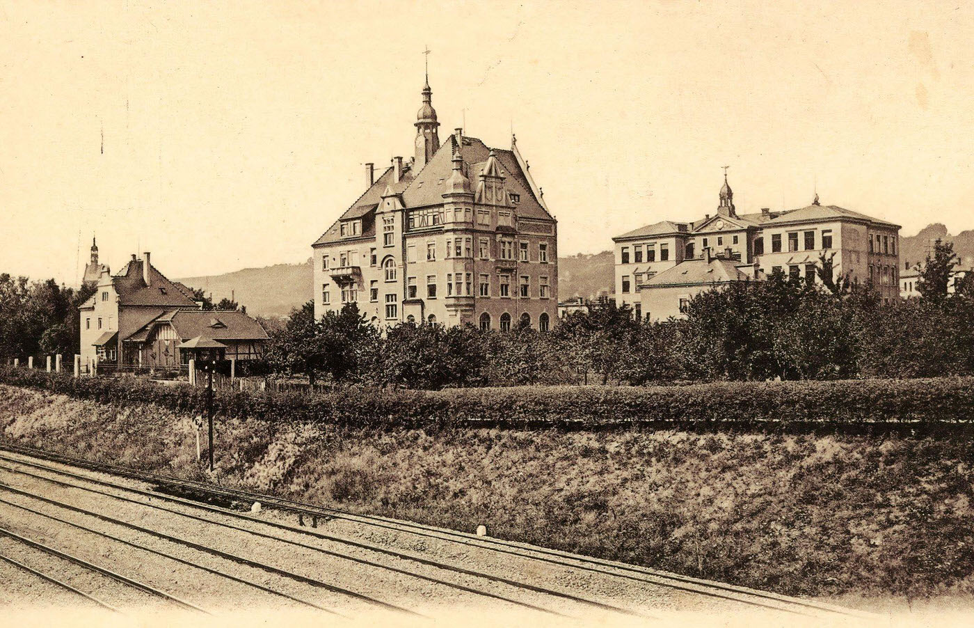 Rathaus Radebeul, Pestalozzischule, Landkreis Meissen, Polizeiamt Radebeul, Villa Pestalozzistrasse, Lutherkirche, Lossnitzgrundbahn, Radebeul, Germany, 1901.