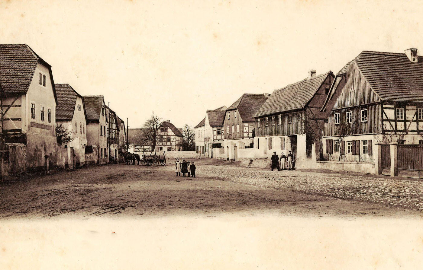 Horse-drawn wagons in Germany, Buildings in Radeburg, Landkreis Meissen, Radeburg, Grossenhainer Platz, 1901.