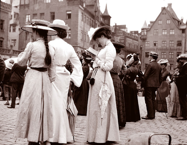 Tourists at the Frauenkirche, Nürnberg