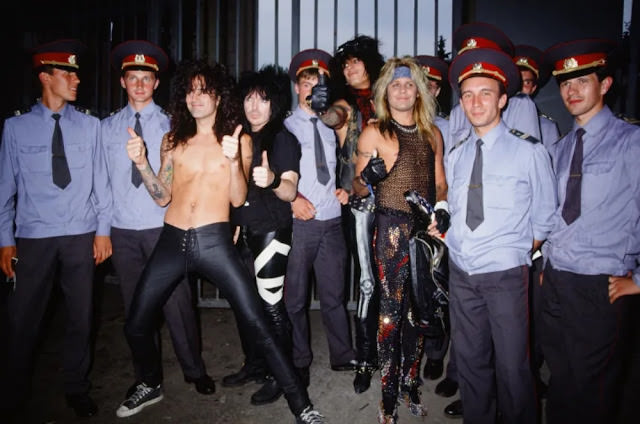 Mötley Crüe are all thumbs with Soviet soldiers backstage.