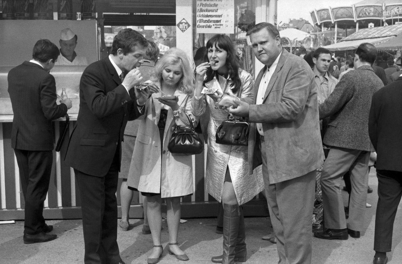 Celebrities Jessy, Maria Duval, Joe Raphael, Heinz Jürgens at Munich Oktoberfest. 1960s.