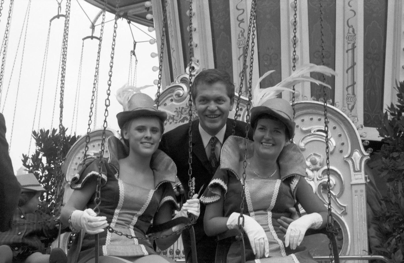 Celebrities Jessy, Maria Duval, Joe Raphael, Heinz Jürgens at Munich Oktoberfest. 1960s.