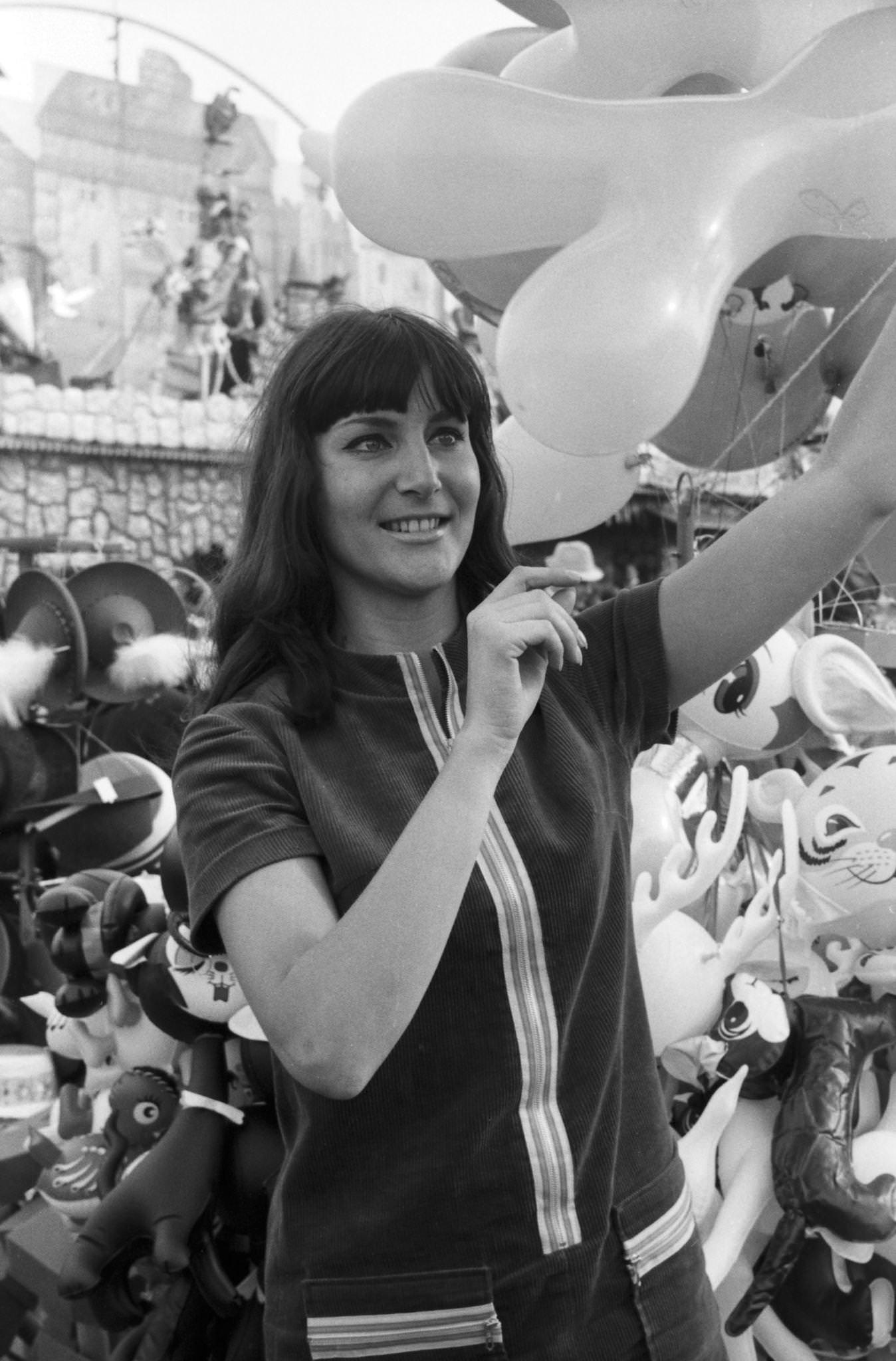 Celebrities Jessy, Maria Duval, Joe Raphael, Heinz Jürgens at Munich Oktoberfest. 1960s.