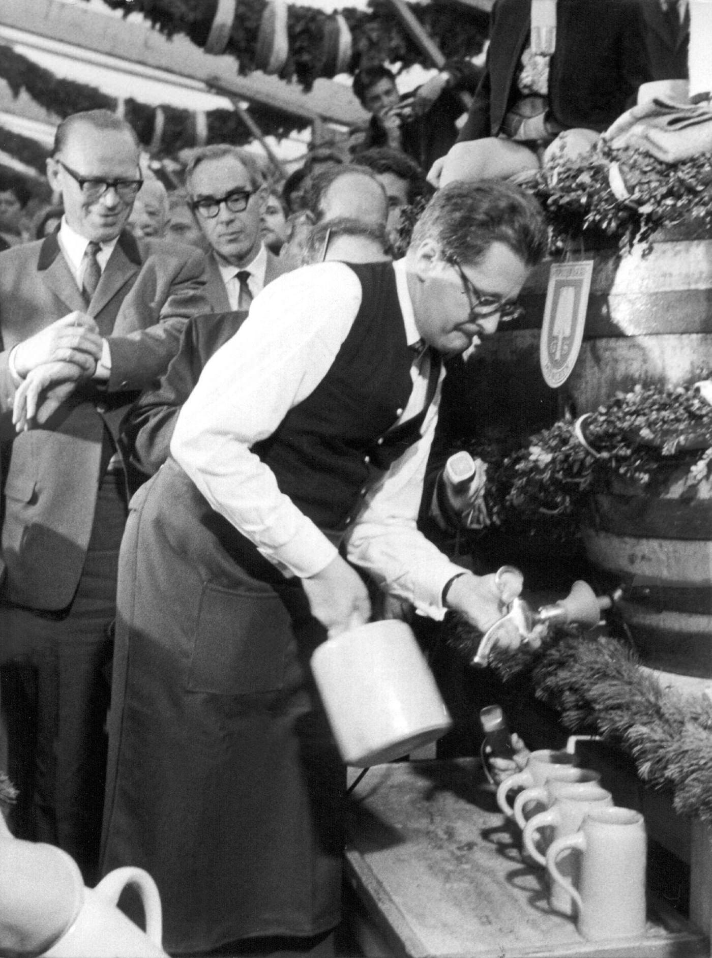 Mayor Hans-Jochen Vogel tapping first barrel, 1968.