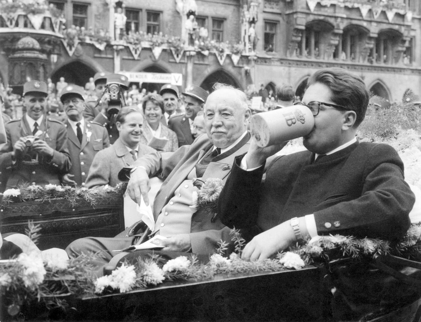 Mayor Hans-Jochen Vogel refreshes at Oktoberfest parade, 1960.