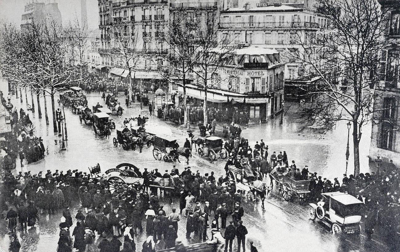 Vintage postcard of January 1910 Paris floods, Boulevard Diderot and rue de Bercy.