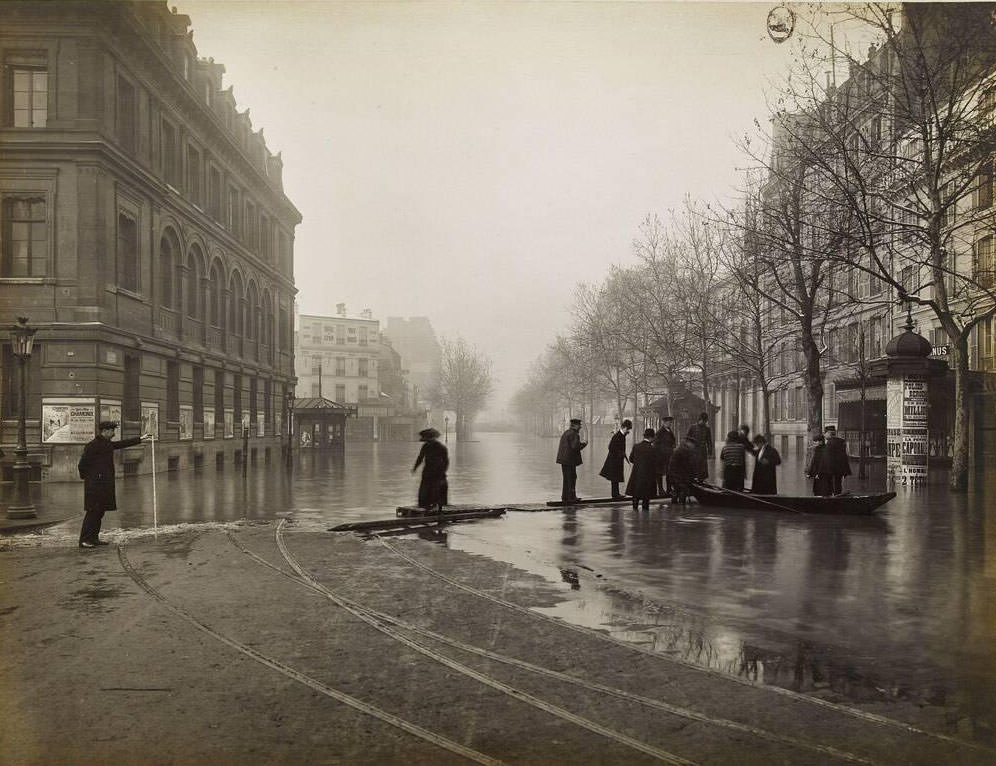 Seine flood (27 Jan 1910) - Boulevard Diderot. View of Boulevard Diderot during Paris flood. 12th arrondissement.