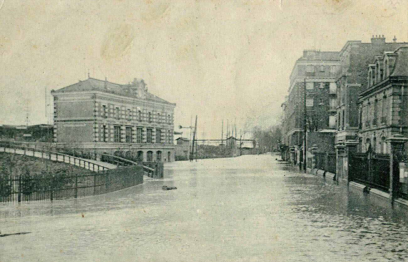Great flood of Paris 1910 - Villeneuve-Saint-Georges - Place de la Gare.
