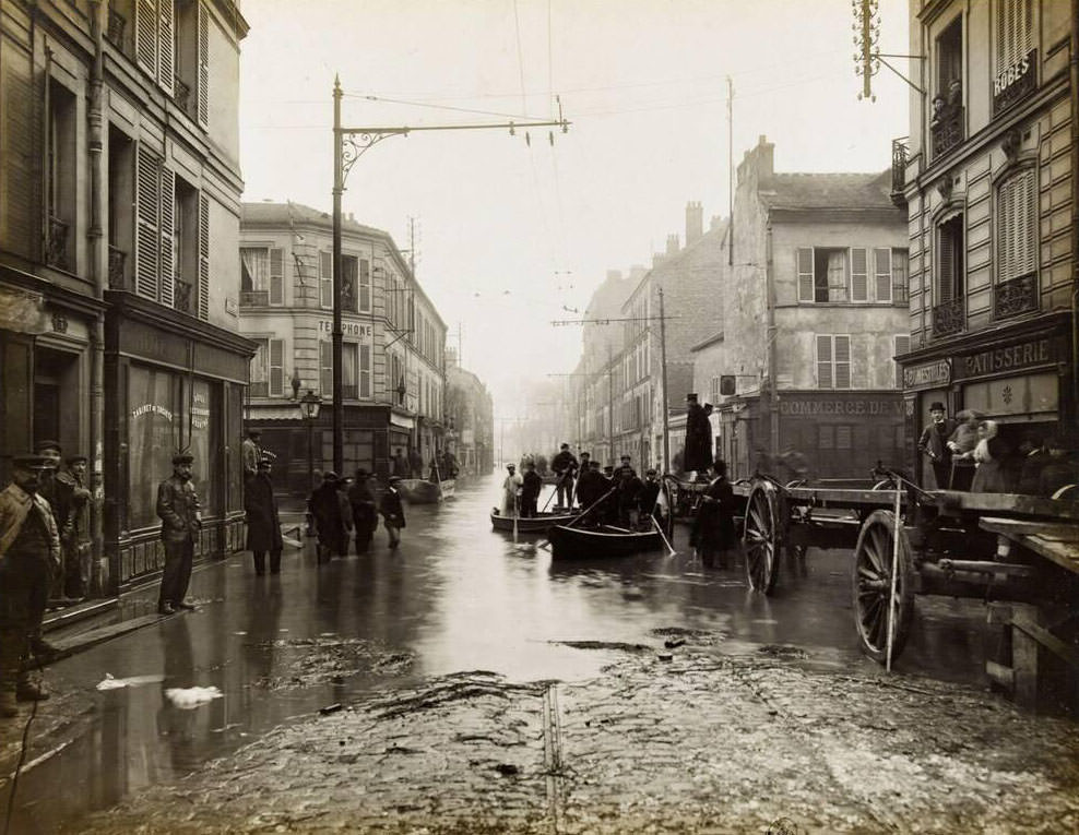 Seine flood case (31 Jan 1910) - Ivry. Rue de la Mairie. Street of Town Hall during the flood.