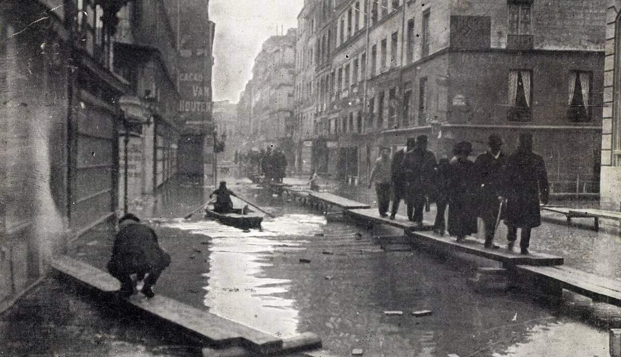Paris, Jan 1910 Flood, Rue du Bac - High water.