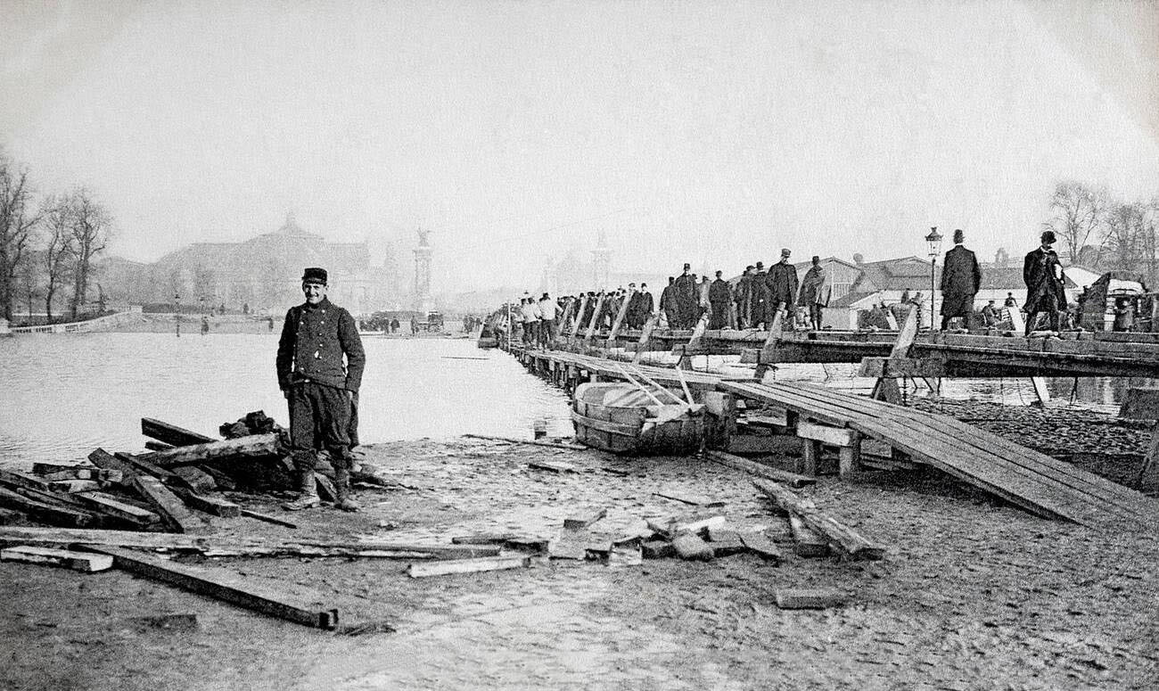 Vintage postcard of Jan 1910 Paris floods - Esplanade des Invalides with installed pond by second Engineering Angers.