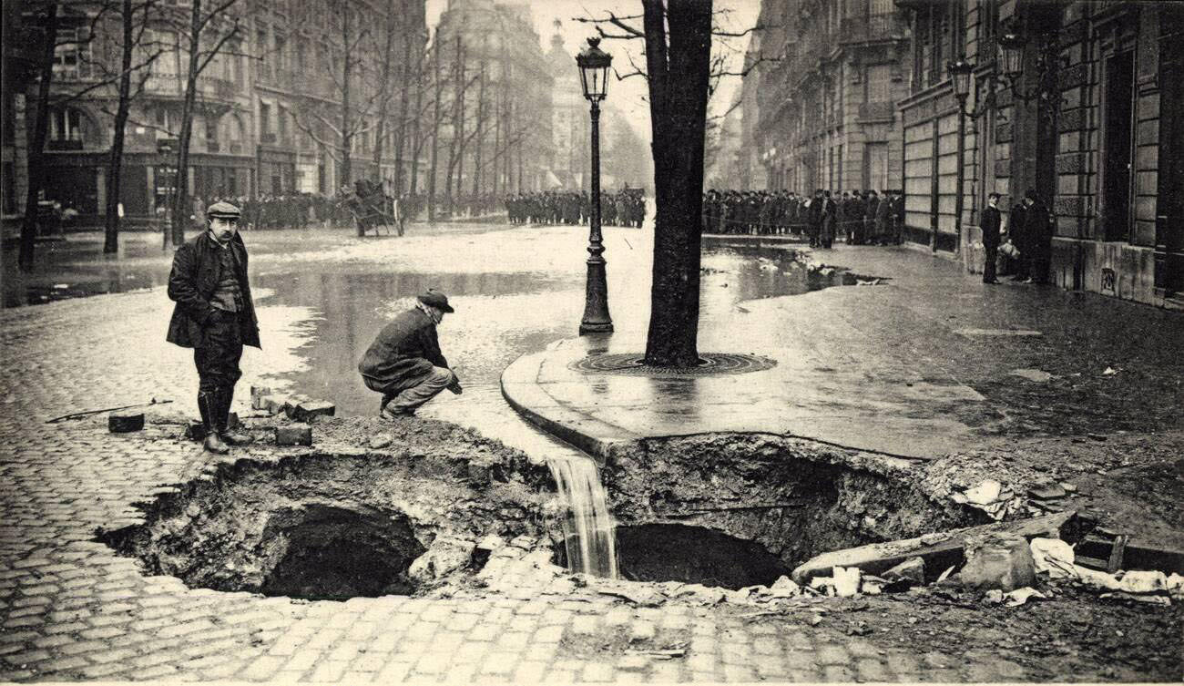 Paris, Seine flood 1910 - Collapse of a sewer on Boulevard Haussmann.