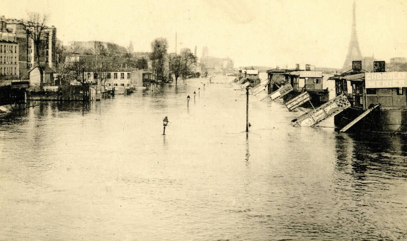 Flood in Paris 1910 - Seine floods - Quai d’Auteuil from the viaduct of Point du Jour.