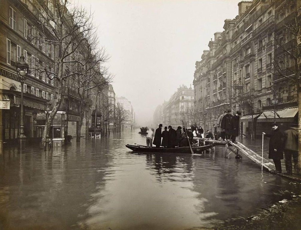 Seine flood case (27 Jan 1910) - Lyon Street. View of Rue du Lyon during the flood. 12th arrondissement.