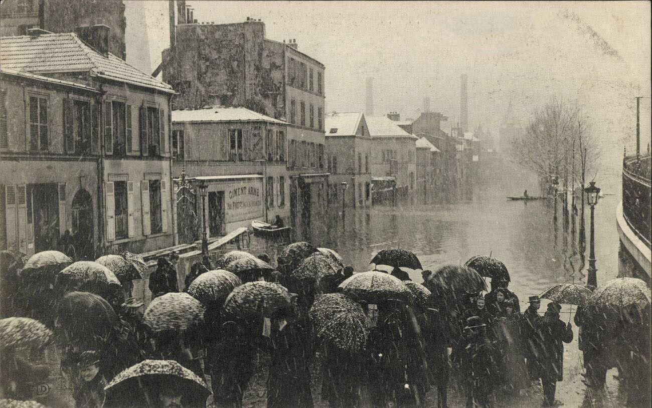 Paris, 1910 Flood, Quai de la Rapée - Passersby.