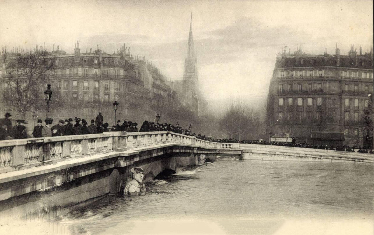 Paris, 1910 Flood - Overview of Pont de l'Alma.
