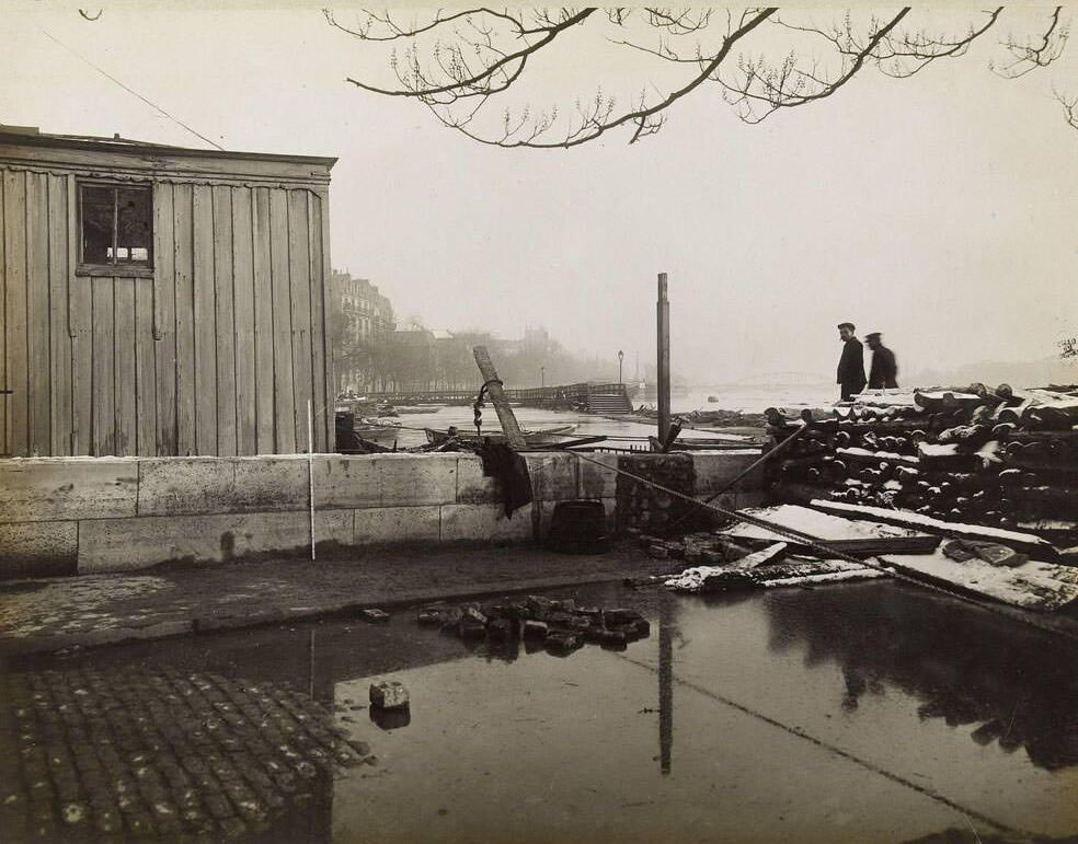 Seine flood case (27 Jan 1910) - Bridge Pier. View of pier during the flood. 4th district.