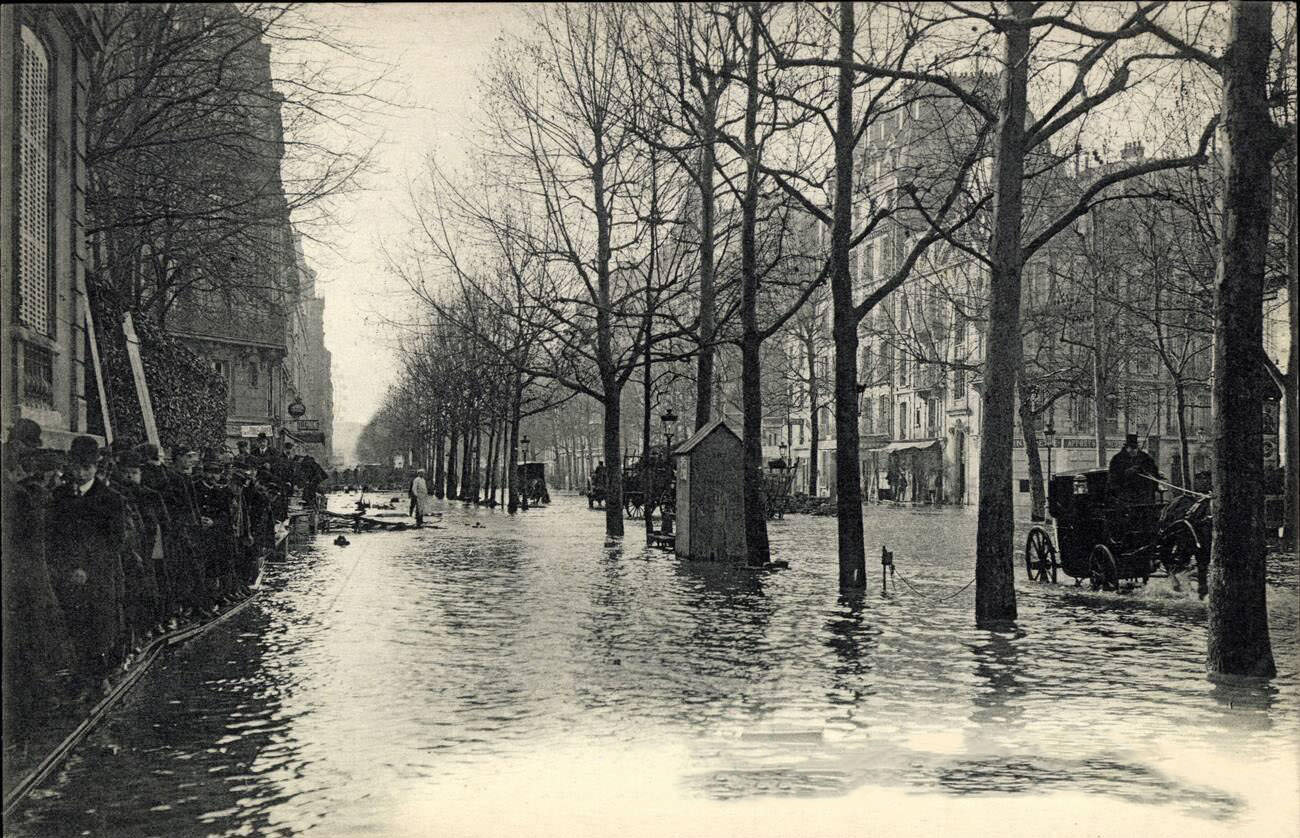 Paris, Jan 1910 Flood - Avenue Rapp.