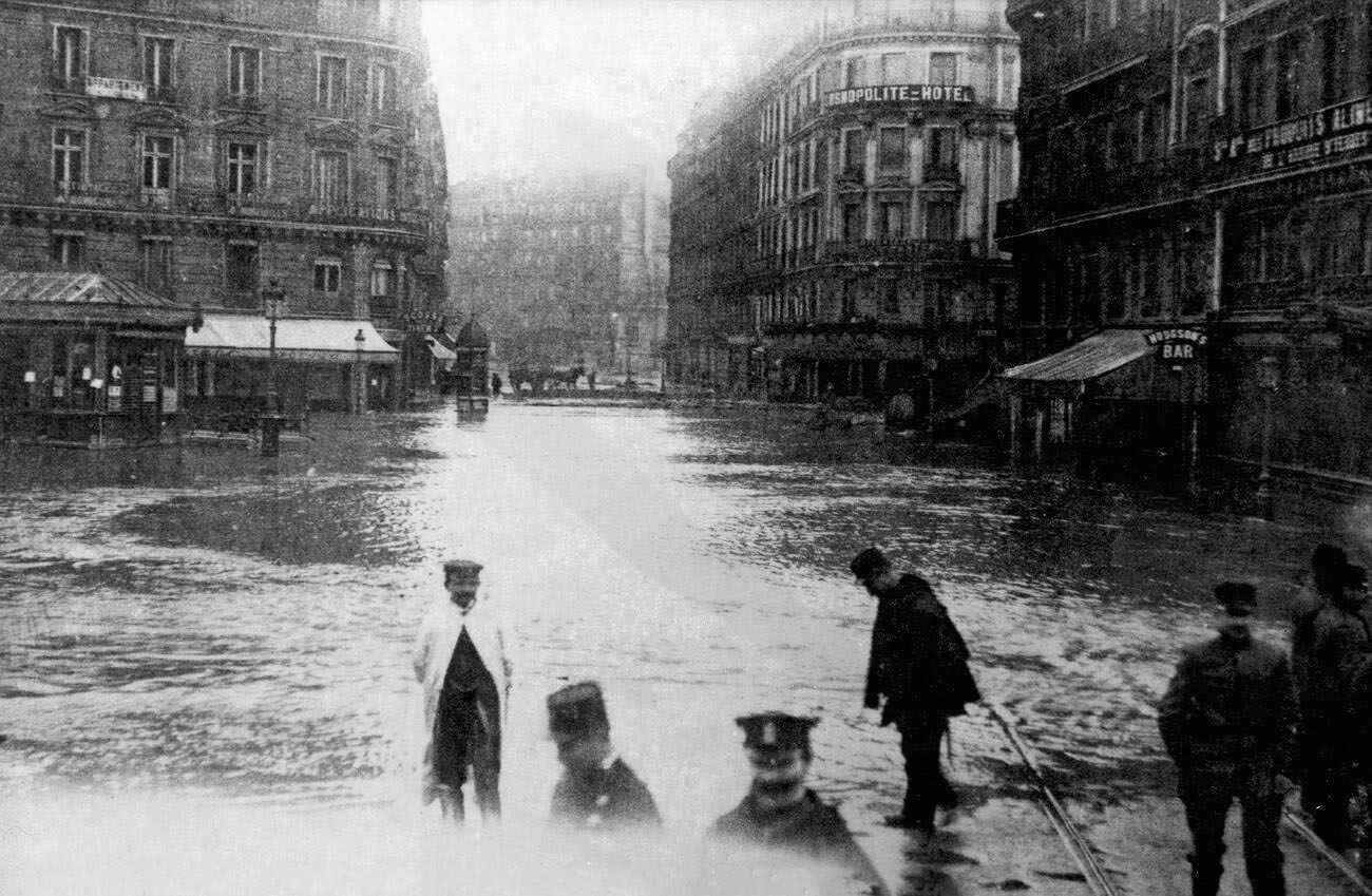 Vintage postcard - Jan 1910 Paris flood - Place de Rome.