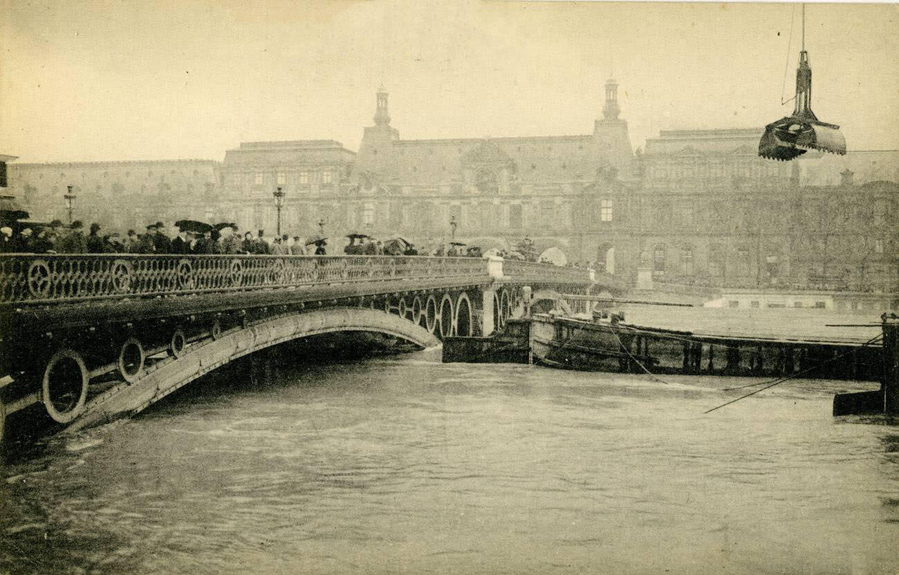 Flood in Paris 1910 - Seine floods - Le Pont des Saints-Pères (now Pont du Carrousel).