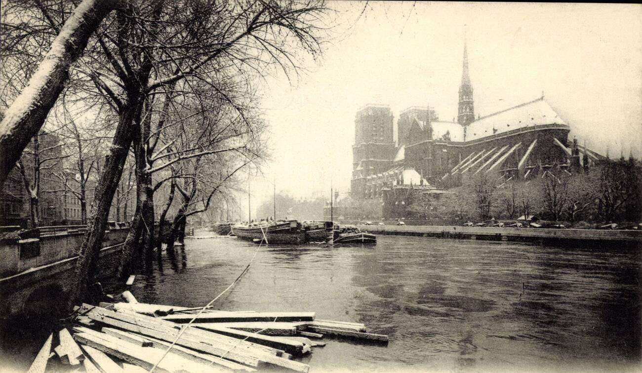 Paris, 1910 Flood - Panoramic view of Notre Dame.