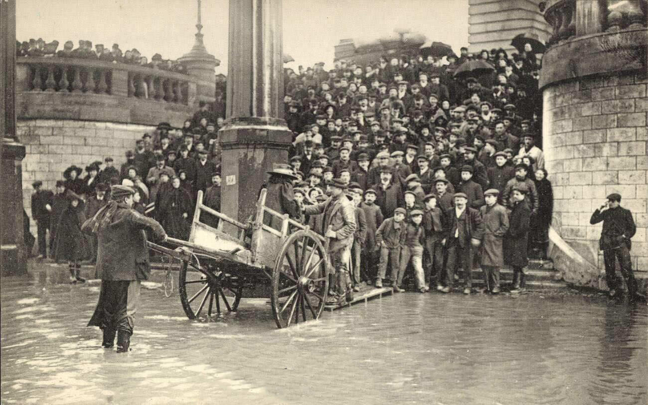 Paris, 1910 Flood - Transshipment on Quai de Passy.