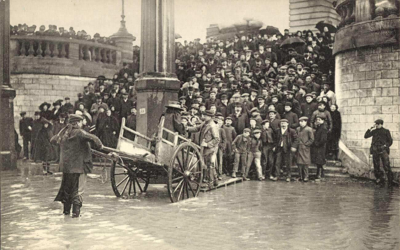 Paris, 1910 Flood - Transshipment on Quai de Passy.