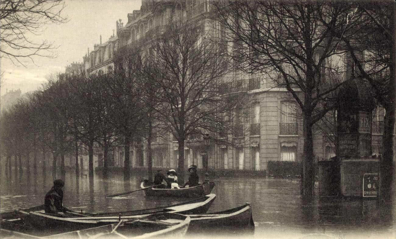 Paris, Seine flood Jan 1910 - Avenue Montaigne.