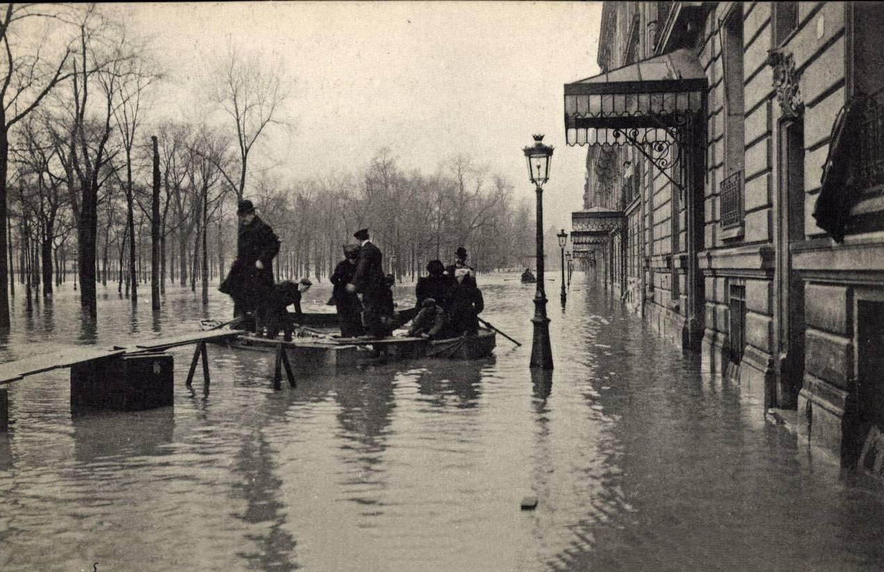Paris, 1910 Flood - Estacade and vessels for supply.