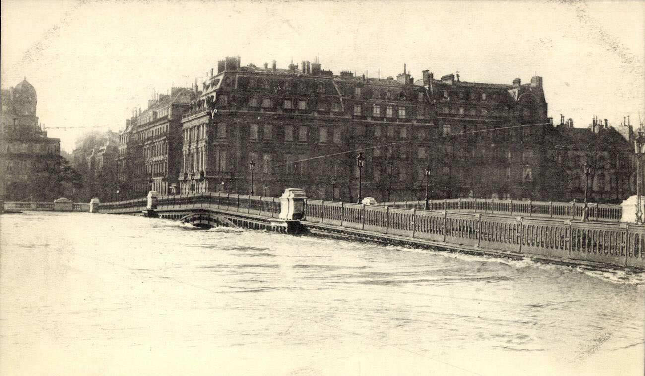 Paris, 1910 Flood - Panoramic view of Pont de Solférino.