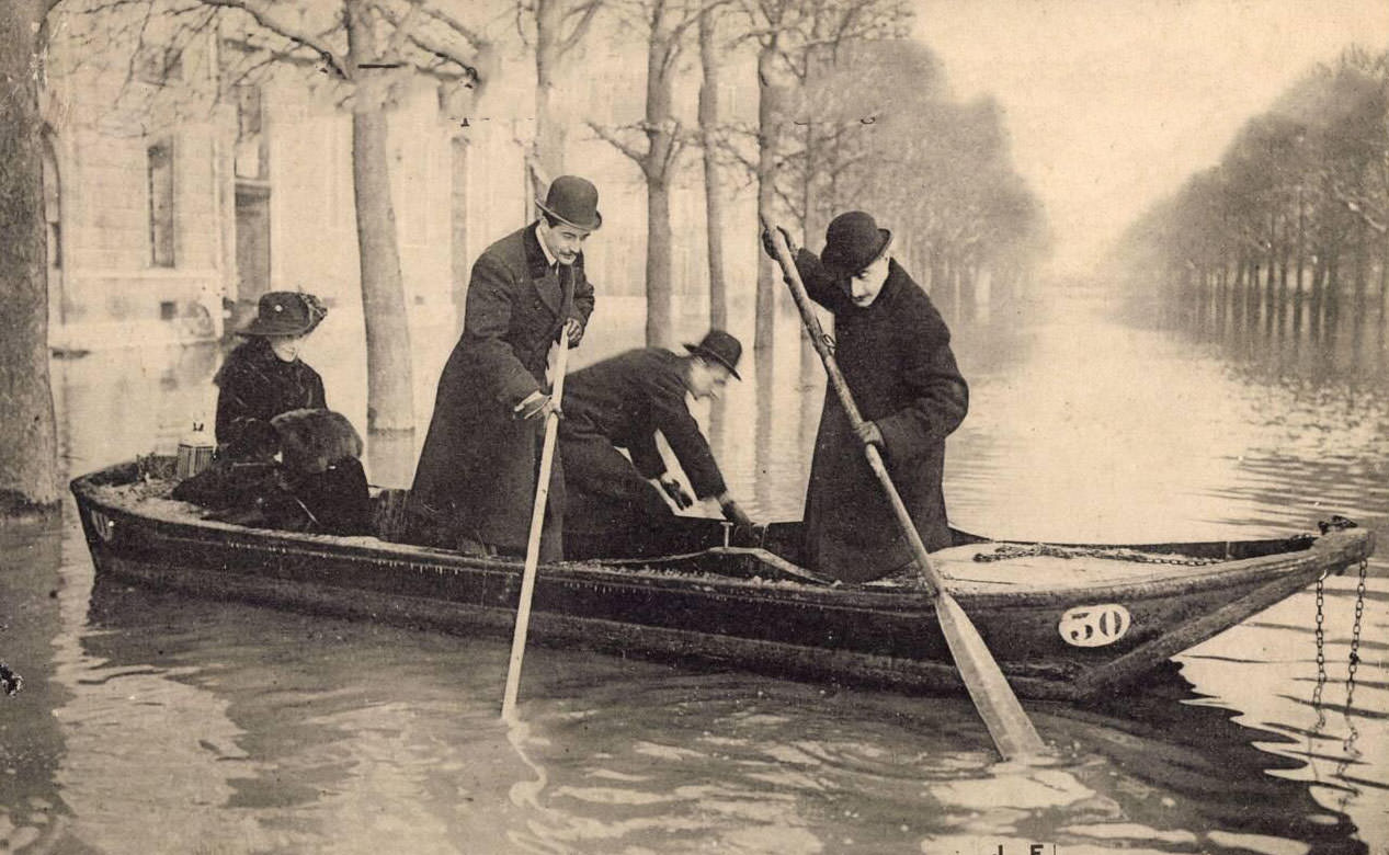 Paris, Jan-Feb 1910 - Aviator Lesseps and Baroness Delagrange during the floods.