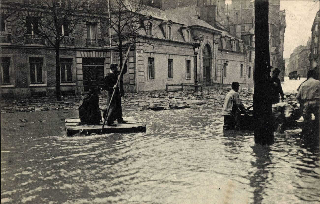 Paris, 1910 Flood - Boulevard Saint Germain, tenant on a raft.