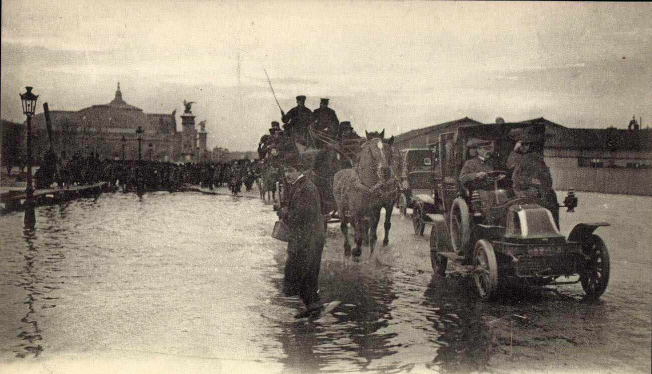 Paris, Seine flood Jan 1910 - Le Grand Palais and carriages.