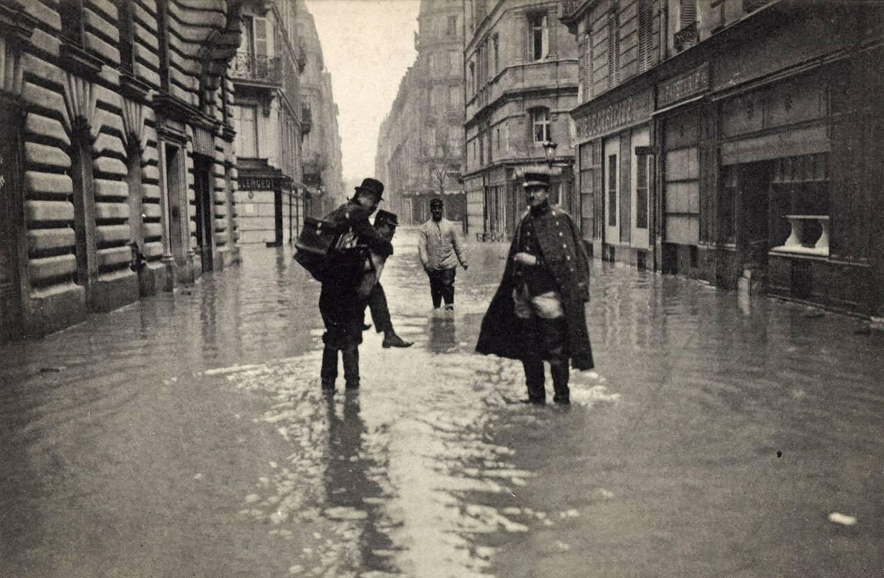 Paris, 1910 Flood - Military rescuers in the Left Bank districts.