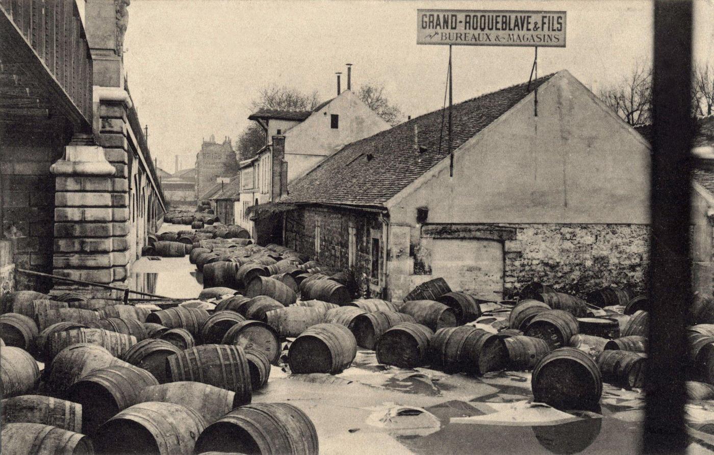 The warehouse deBercy during floods of January 1910 in Paris.