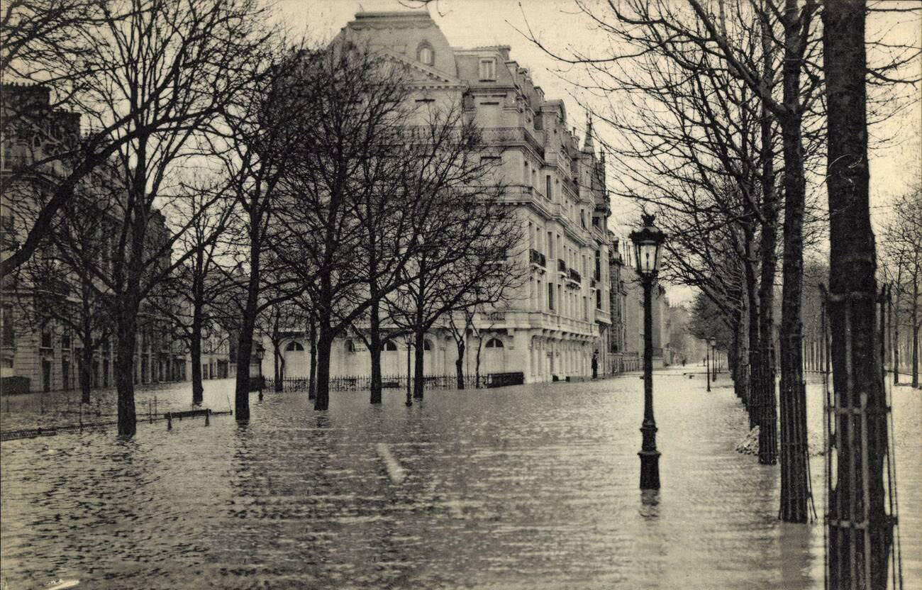 Paris, 1910 Flood - Rue Saint Goujon, Cours la Reine.