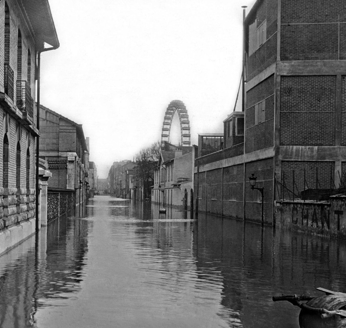 Flooding in Paris by rue de la federation following Seine river flood, 1910.