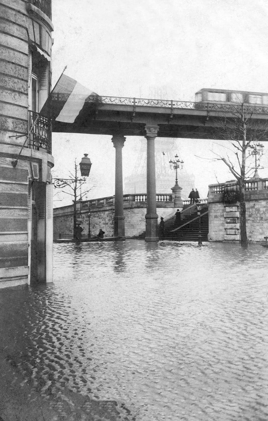 Great Flood of Paris, 1910. Flooding at Quai de Passy.