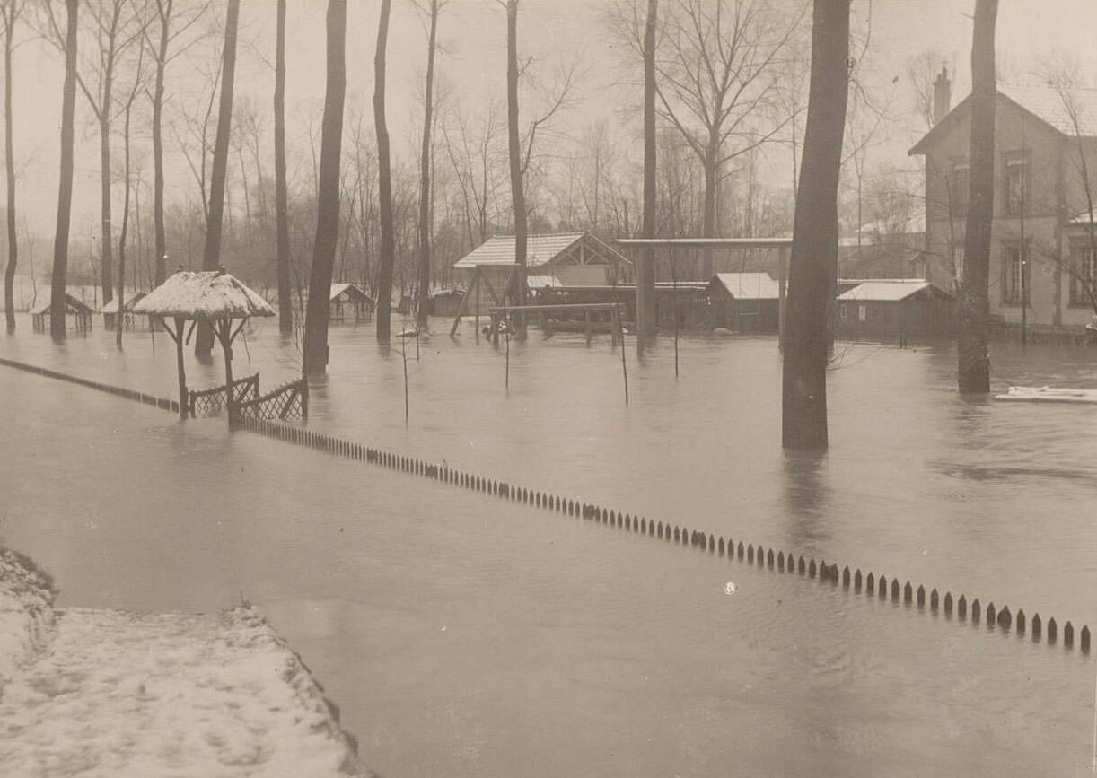 Flooded villa and garden during Paris flood. Part of photo album flooding Paris and suburbs 1910.