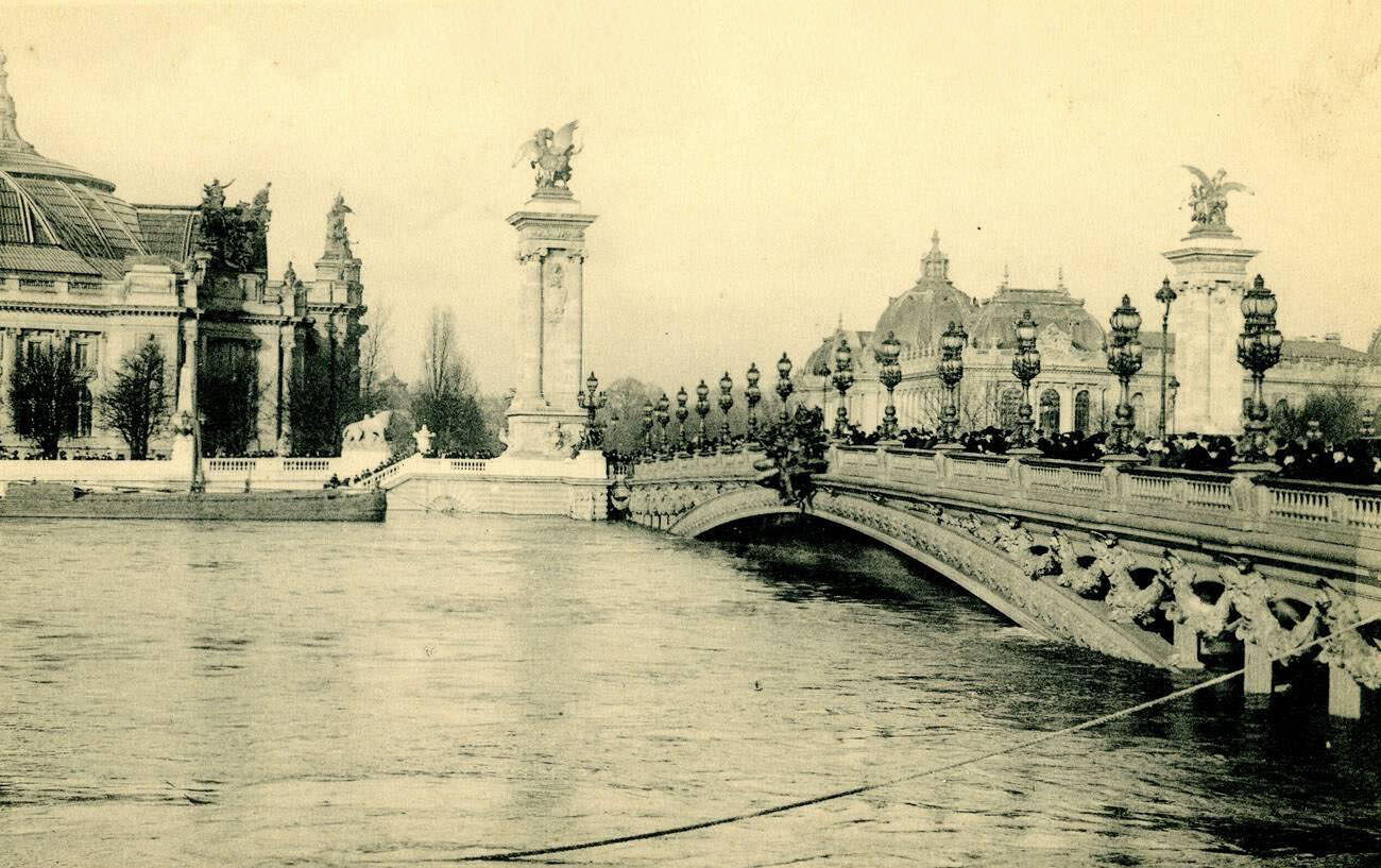 Flood in Paris, 1910 - Pont Alexandre.