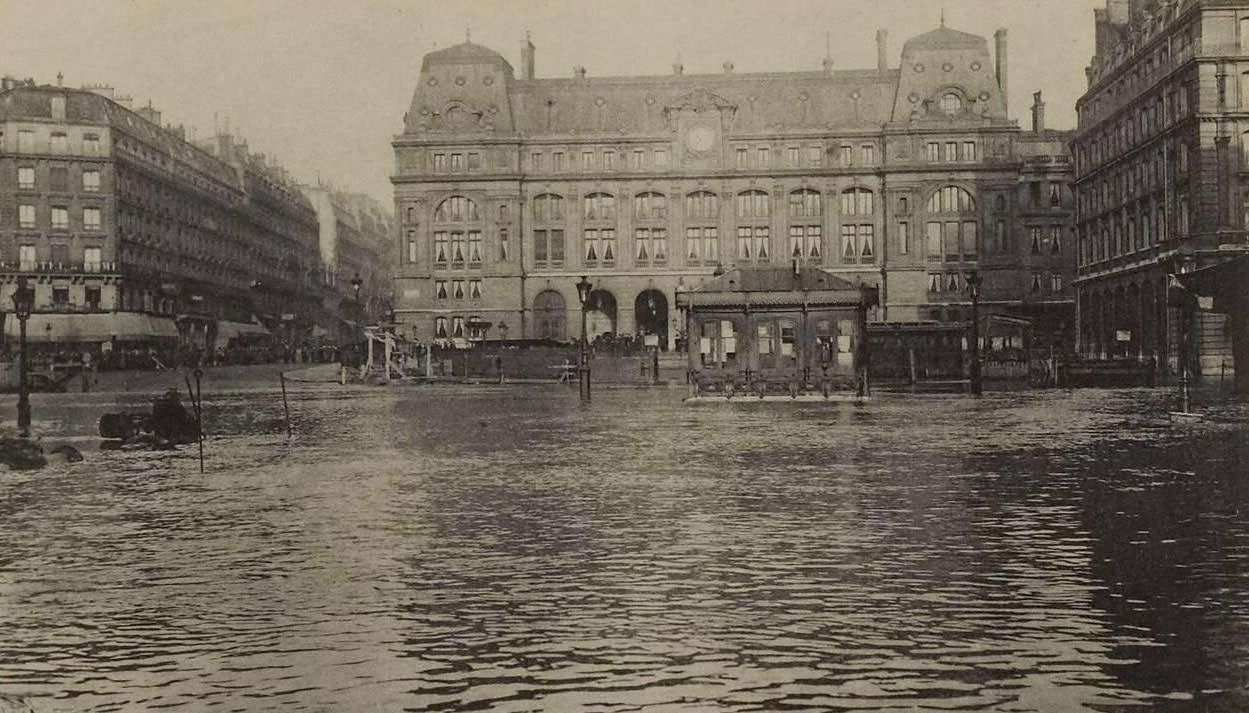 Paris, The Flood of the Seine (January 1910) - 120 Rue Saint-Lazare and the Court of Rome.