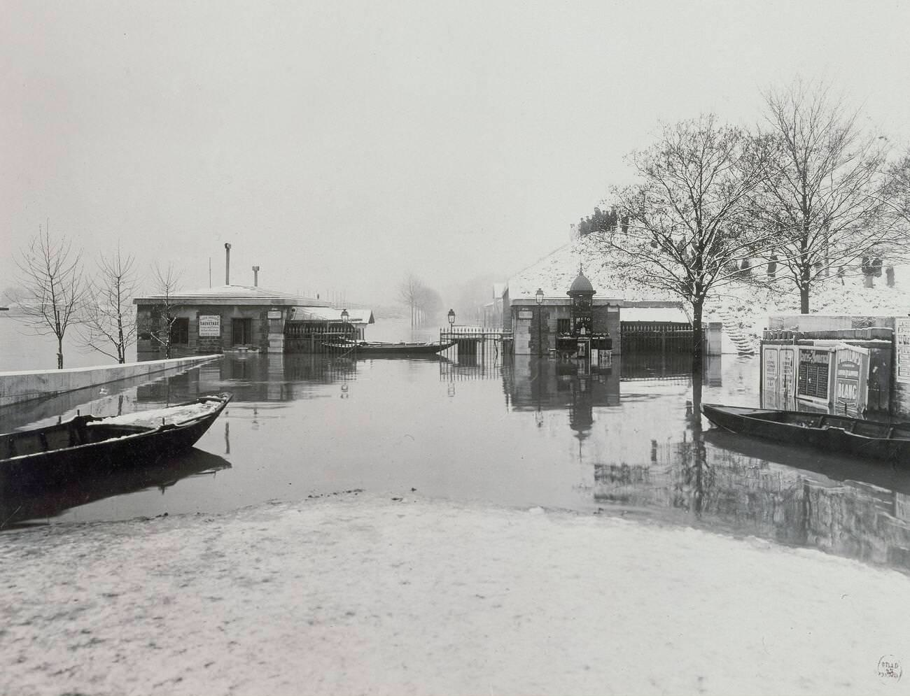 Flood of the Seine - Door Billancourt. Porte de Billancourt, 1910.