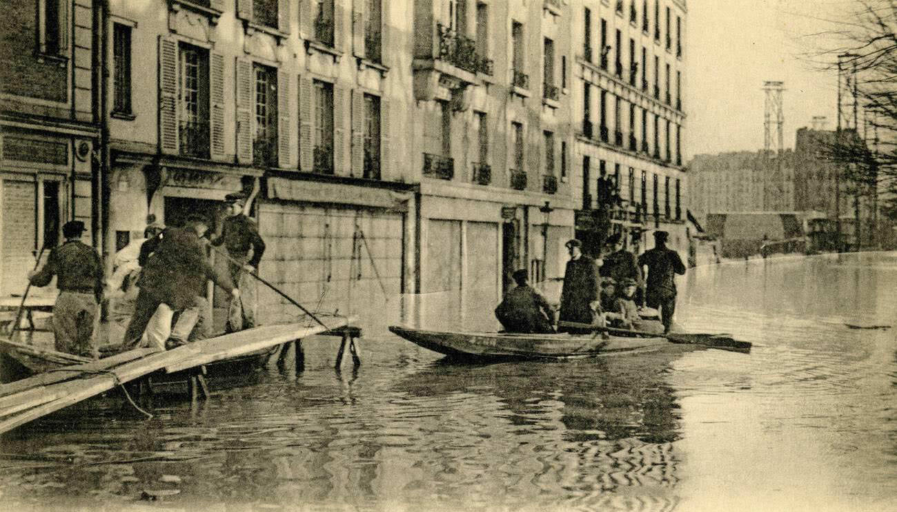 Flood in Paris, 1910 - Rescue on Boulevard de Grenelle.