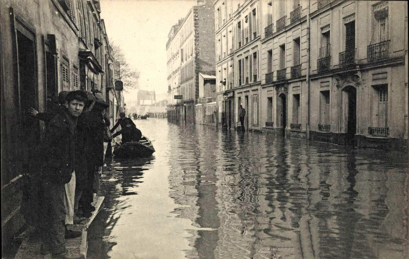 Paris, Inondation 1910, Javel Quarter, Passersby.