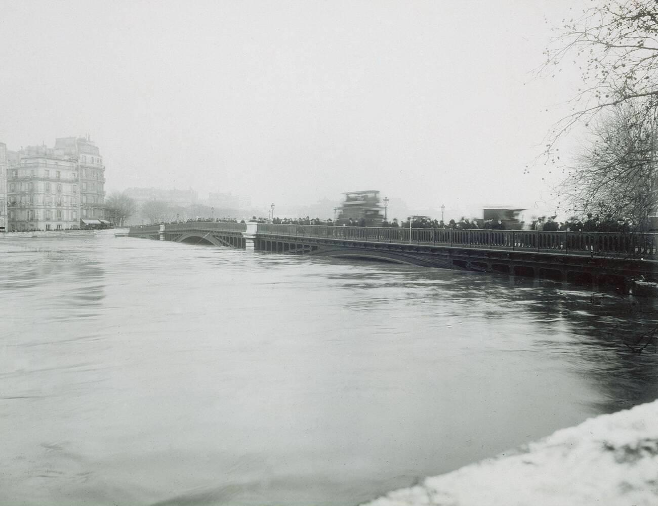 Flood of the Seine - Bridge Sully. Le Pont de Sully, IVth arr.
