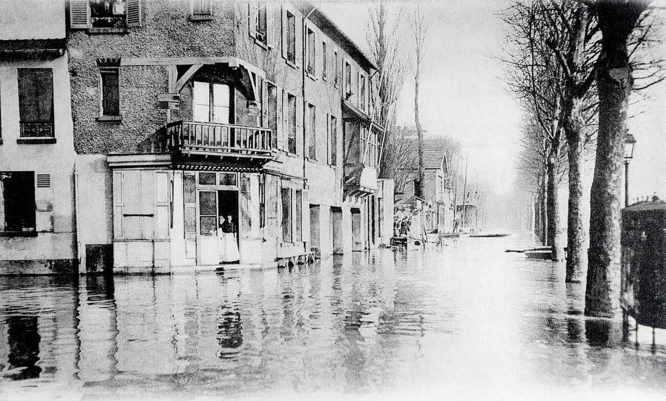 Old postcard of Paris floods, January 1910 - Quai d'Asnières.