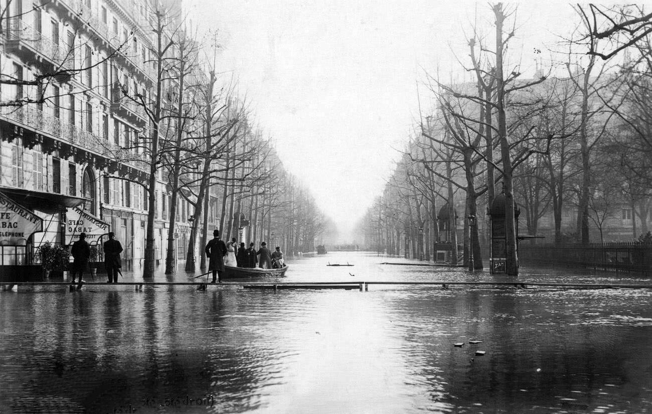 Great Flood of Paris, 1910 - Boulevard Haussmann.