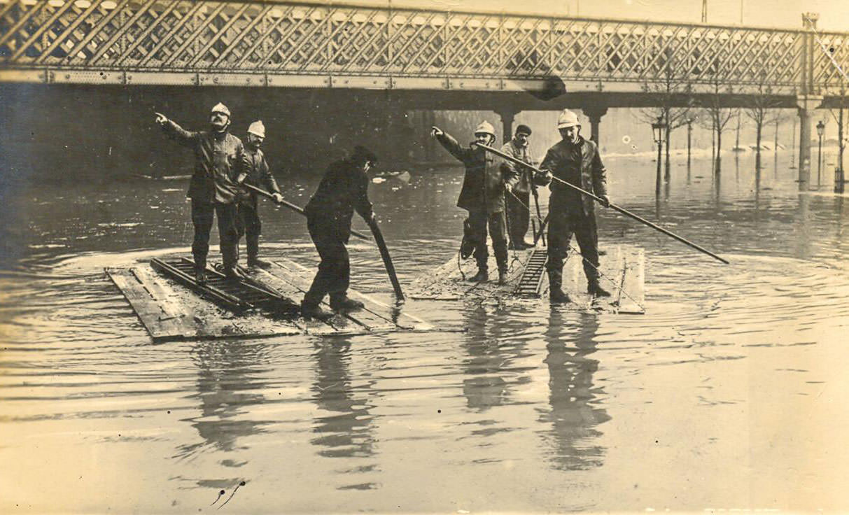 Postcard of the 1910 Paris floods.