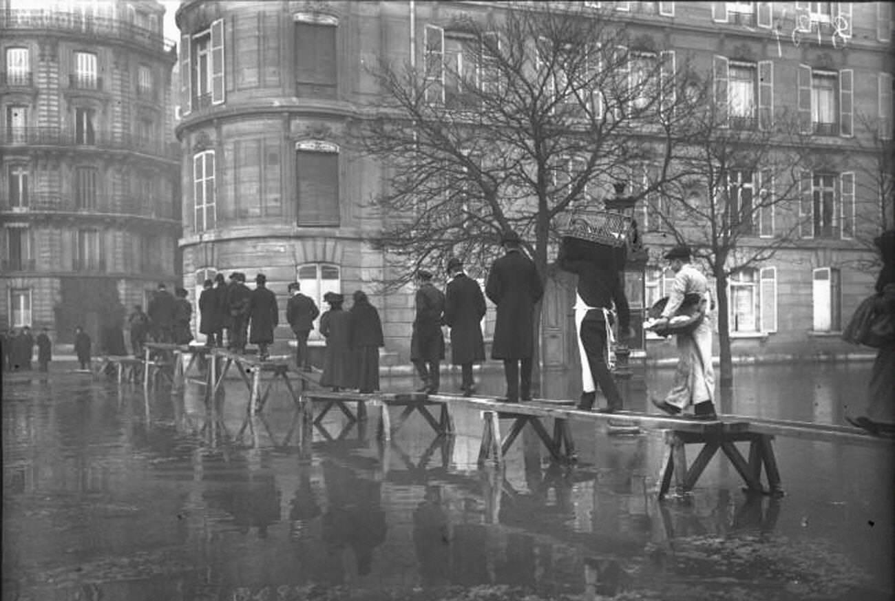 Great Flood of Paris, 1910 - Avenue Montaigne.